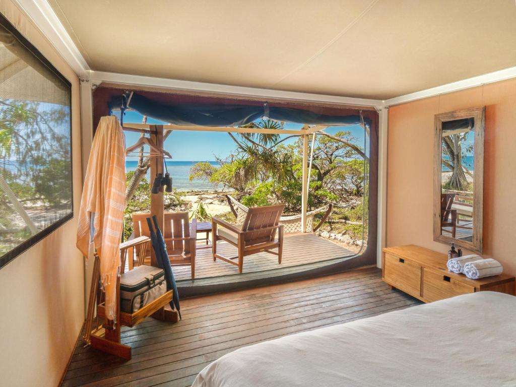 Wilson IslandWilson Island的卧室设有海景阳台。