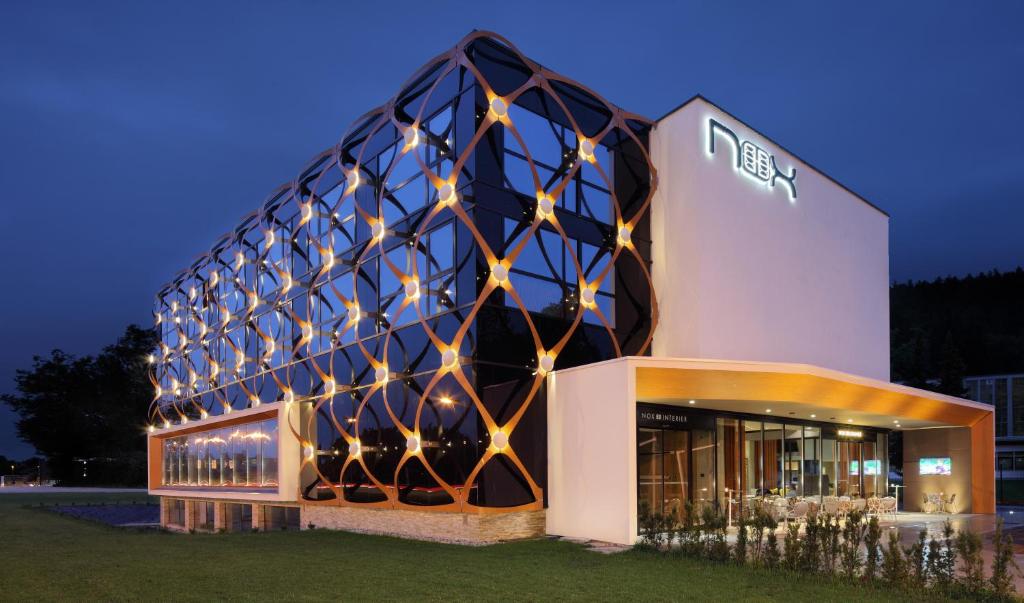 卢布尔雅那诺克斯酒店的一座晚上有灯的建筑