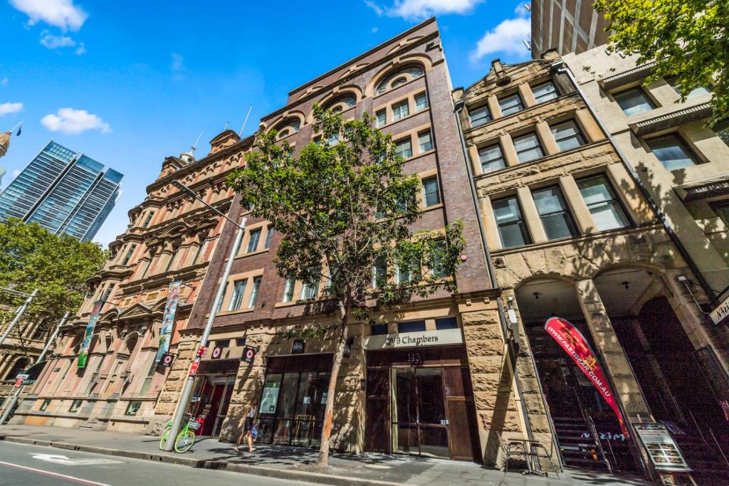 悉尼YEHS Hotel Sydney QVB的街道拐角处的旧楼