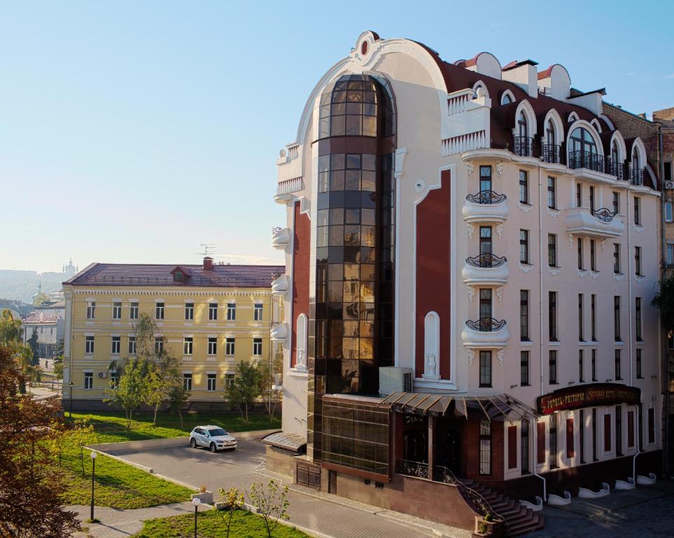 基辅斯塔罗酒店的街道上一扇窗户的白色大建筑