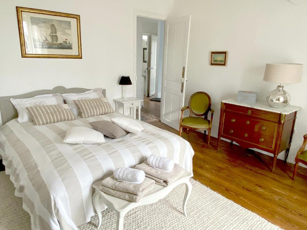 勒谢奈Les Chambres de LOUIS的卧室配有一张白色大床和一张书桌