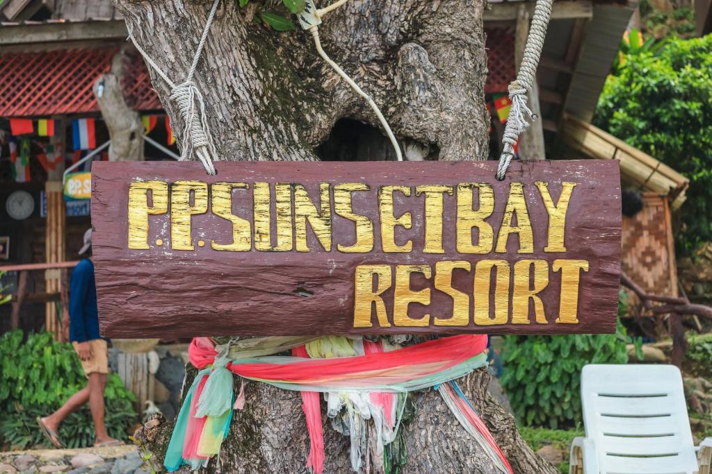 皮皮岛皮皮岛余晖湾度假酒店的挂在树上的生日度假村的标志