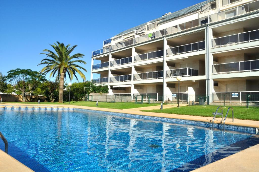 德尼亚Brisas C8, ático, 3 dormitorios, playa a 50m, by Bookindenia的大楼前的游泳池