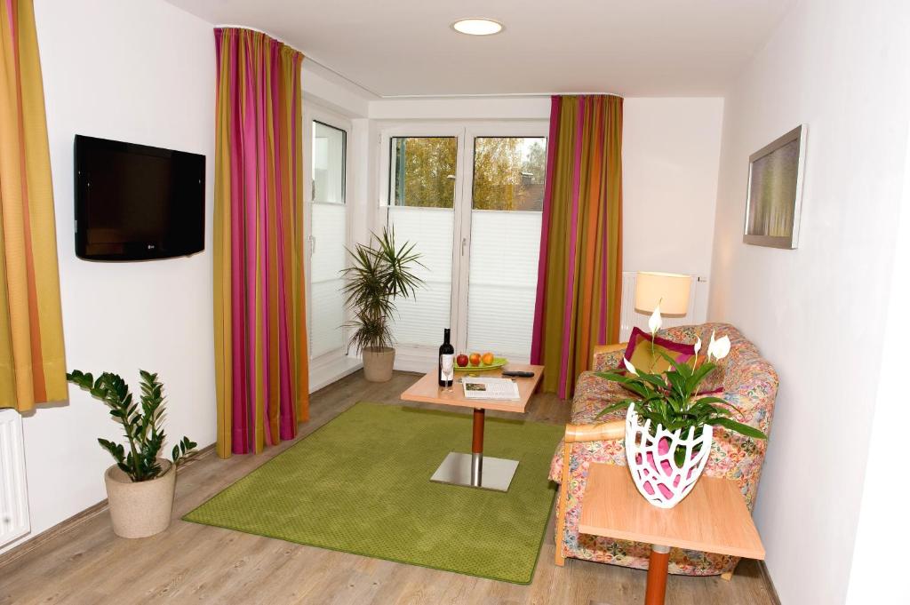 LenzingFerienwohnungen - Boarding Wohnungen Sonnenhof的客厅配有沙发和桌子