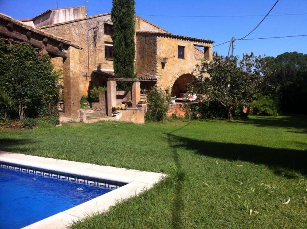 莫奈斯Can Carreras的庭院前带游泳池的房子