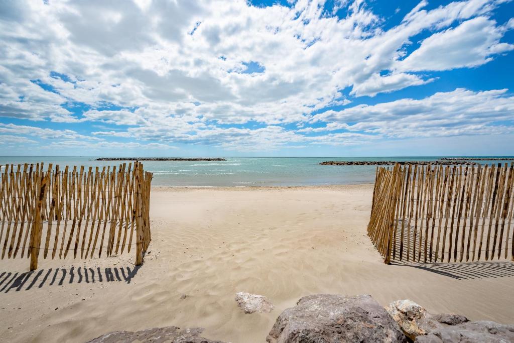 帕拉瓦莱弗洛La Comédie de Vanneau - L'Intermède的沙滩上的木栅栏,与大海相连