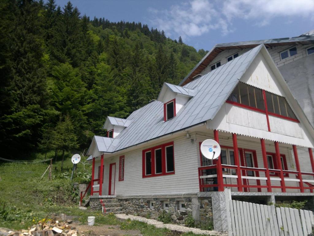 CumpănaCabana Dara的红色和白色的房屋,红色装饰