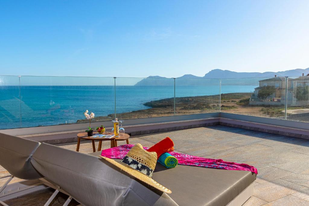 松塞拉德马里纳Son Serra Relax 2 By homevillas360的海景客房 - 带一张沙发