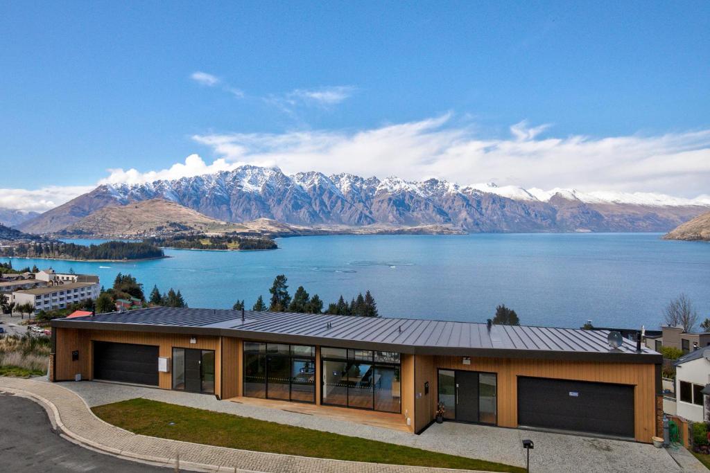 皇后镇Falcon's View Queenstown的享有湖泊和山脉美景的度假屋