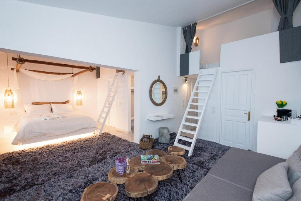 阿拉霍瓦Blue Mountain Guesthouse by Seablue的一间卧室设有一张床、梯子和桌子