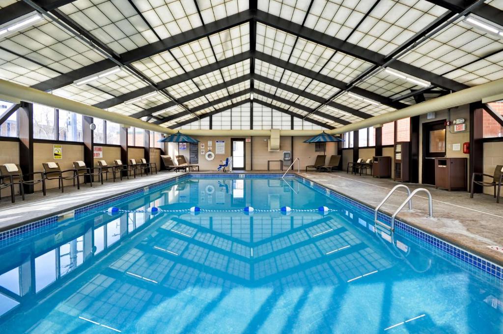 布卢明顿明尼阿波利斯机场南凯悦酒店的大型游泳池设有大型天花板