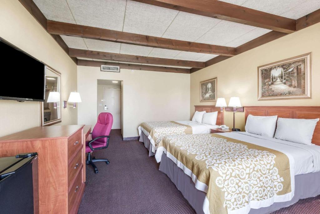 Niles奈尔斯戴斯酒店的酒店客房设有两张床和一台平面电视。