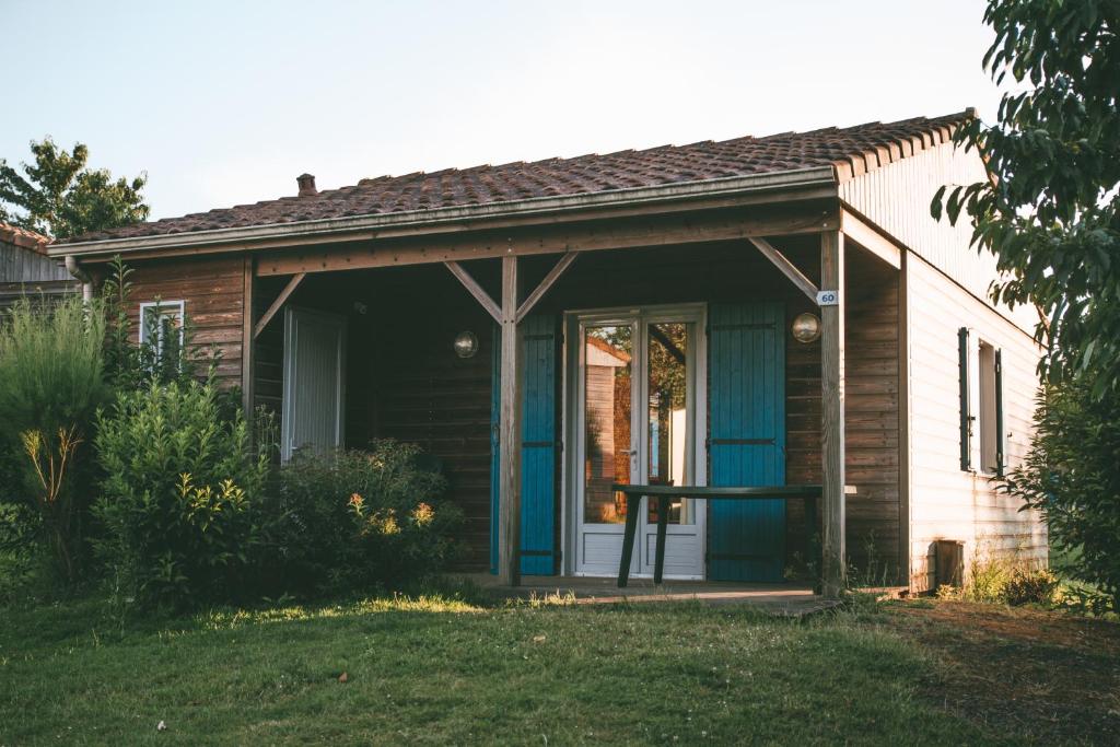 蒙科坦特Terres de France - Natura Resort Pescalis的一间蓝色前门的小房子