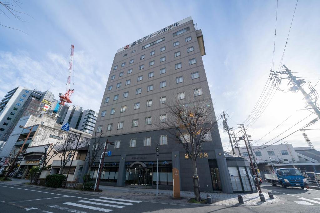 桑名市Kuwana Green Hotel的城市街道上高大的建筑