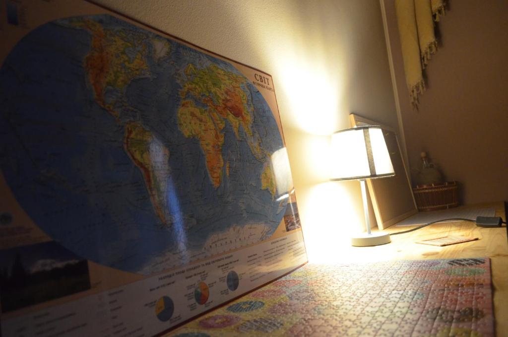 利沃夫Sunday mini Hostel的挂在灯旁墙上的大世界地图