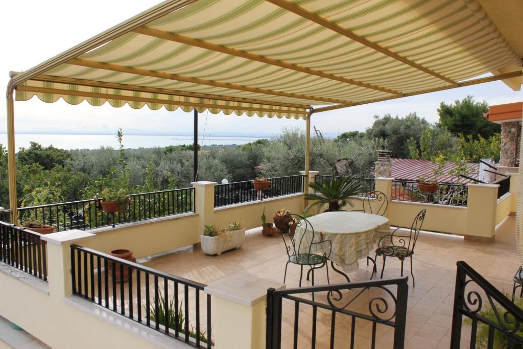 圣安吉罗山Home with amazing view的阳台的天井配有桌椅