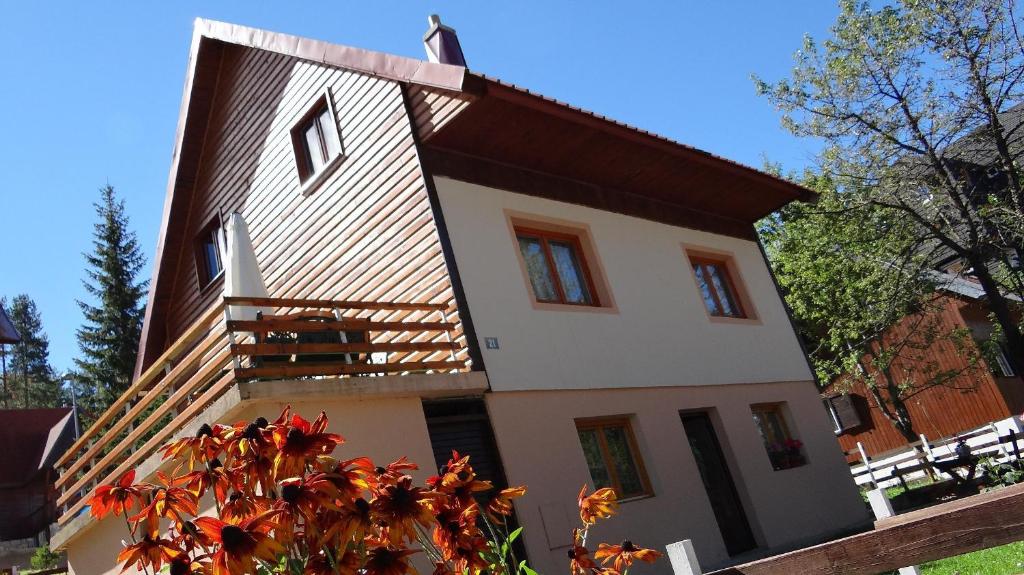 扎布利亚克Guest House Milena的白色房子,有棕色的屋顶