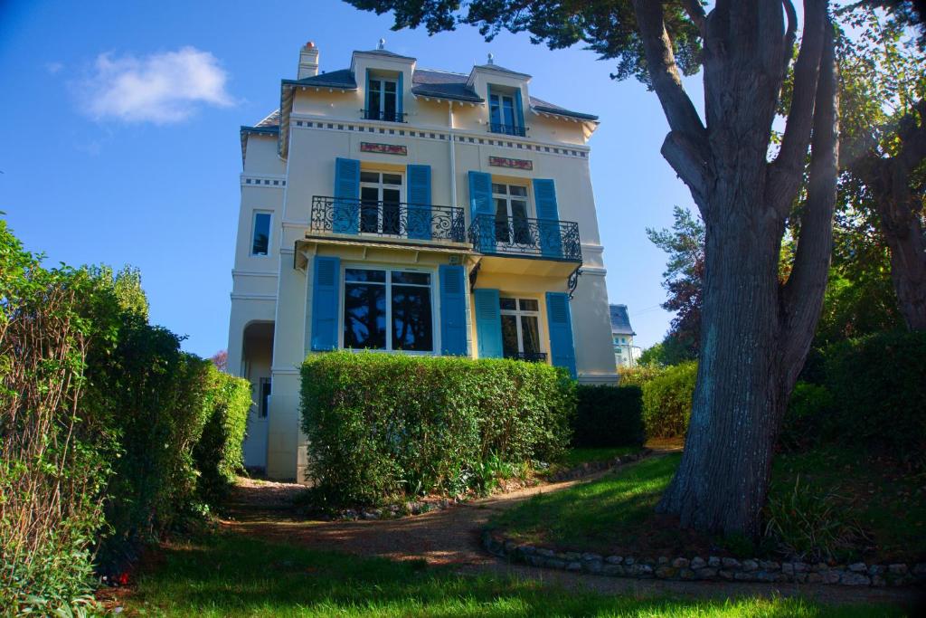 滨海图维列Villa Classée 4 étoiles Vue mer exceptionnelle的蓝白的树屋