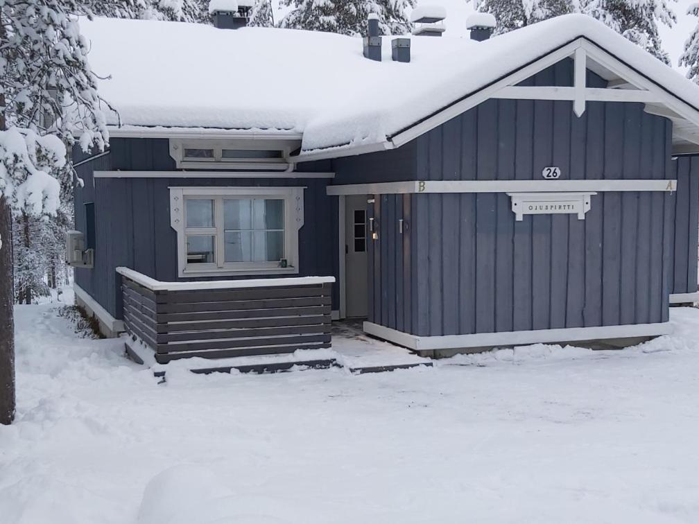 列维Ojuspirtti 26B Levi的蓝色的房子,上面有雪