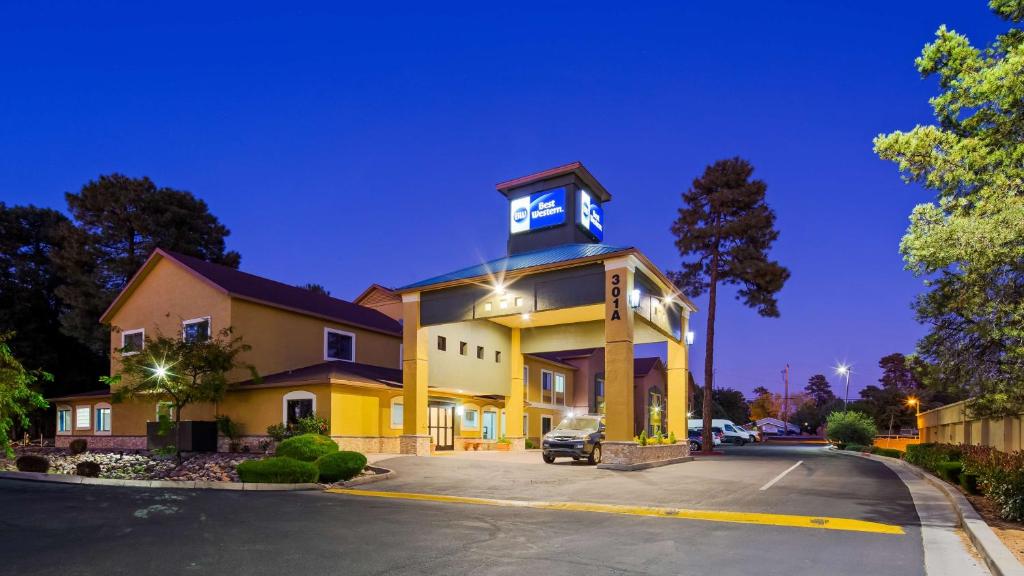 佩森Best Western Inn of Payson的一座建筑的顶部有一个钟楼