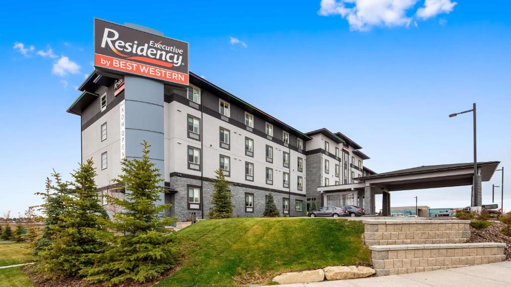 卡尔加里Executive Residency by Best Western Calgary City View North的一座标有酒店标志的建筑