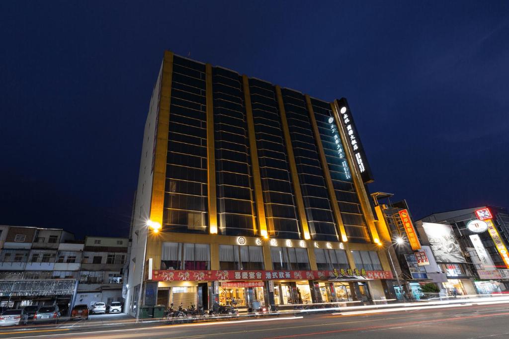 嘉义市永悦商务大饭店的城市街道上的一个大型建筑