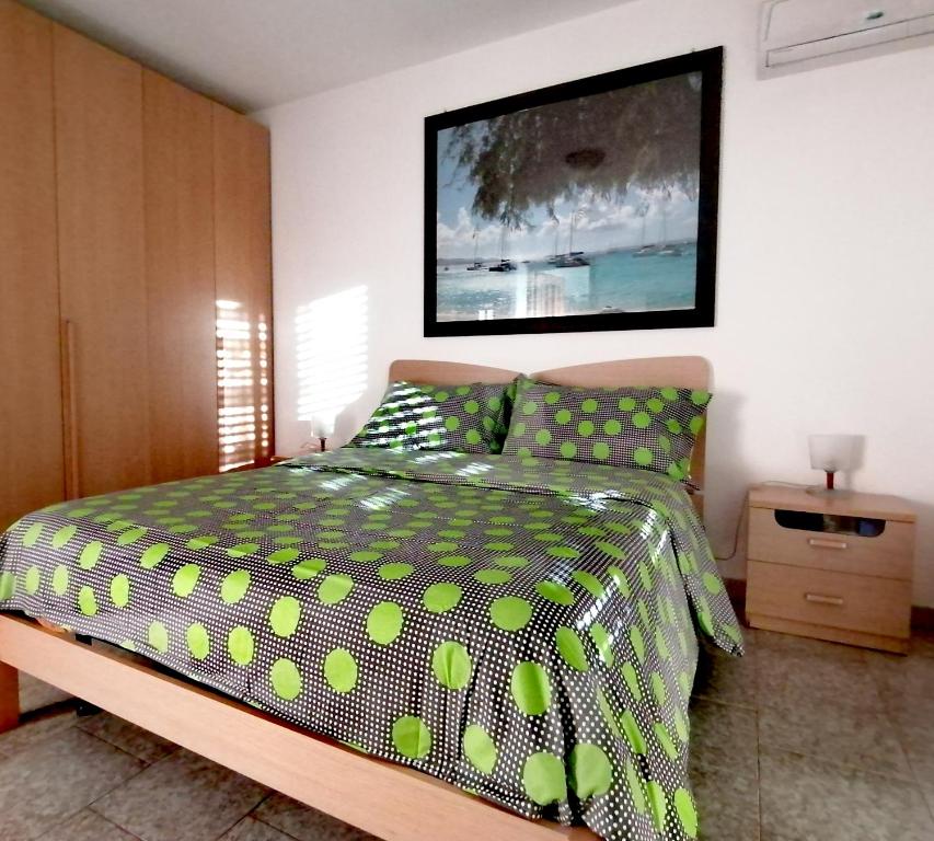 克罗托内Casa Vacanza Mediterraneokr - AAUT的一间卧室配有一张带波卡圆床罩的床。