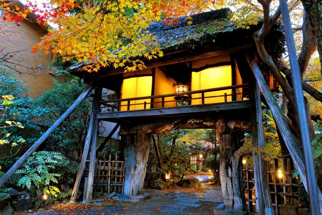 京都平八茶楼酒店的森林中间的树屋