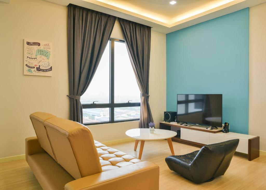 梳邦再也USJ One HomeStay @ Subang HomeStay的客厅配有沙发和桌子