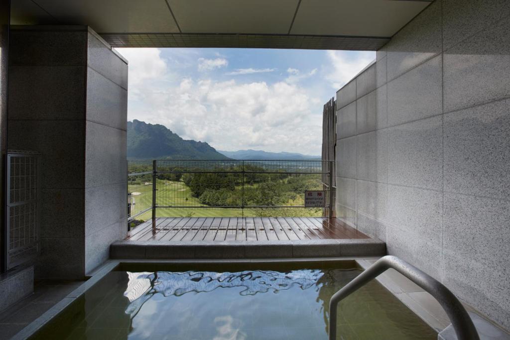 Tomioka妙义绿色酒店的一座景观建筑中的水池