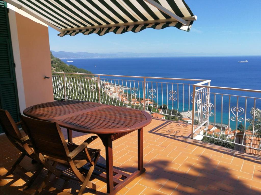 贝尔杰吉Villa Giò - Terrazza nel Blu的阳台配有桌子,享有海景。