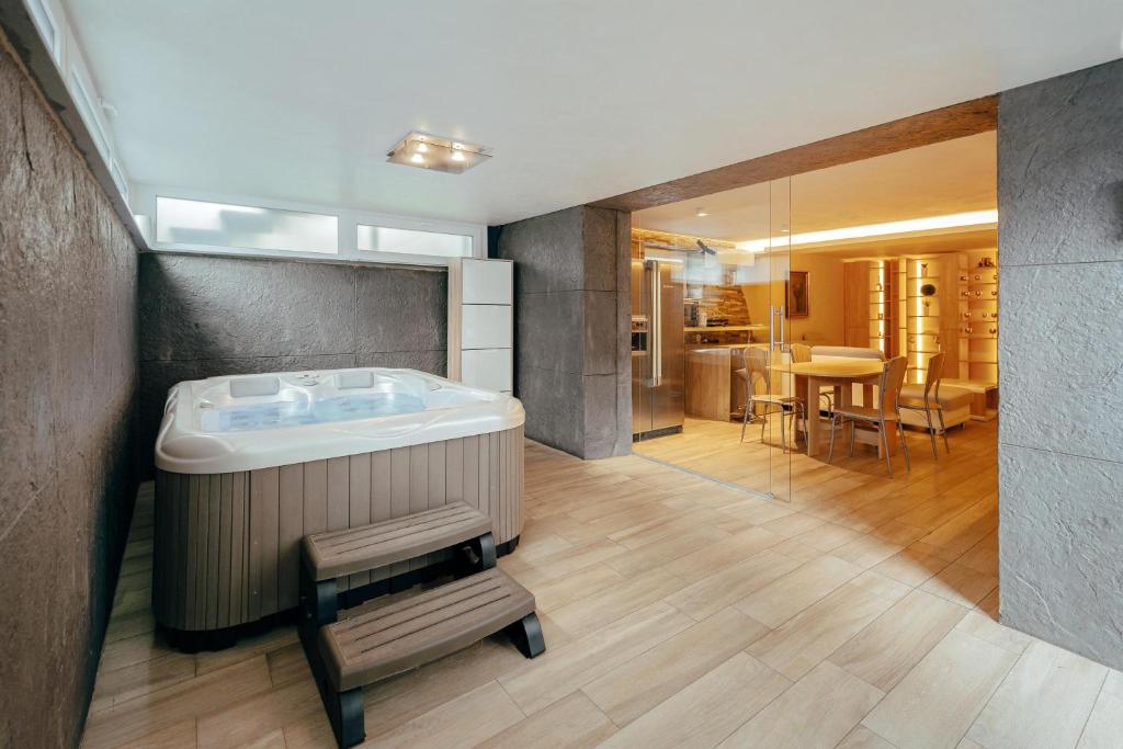 卢布尔雅那Apartments in Villa Olimp的按摩浴缸位于客房中间