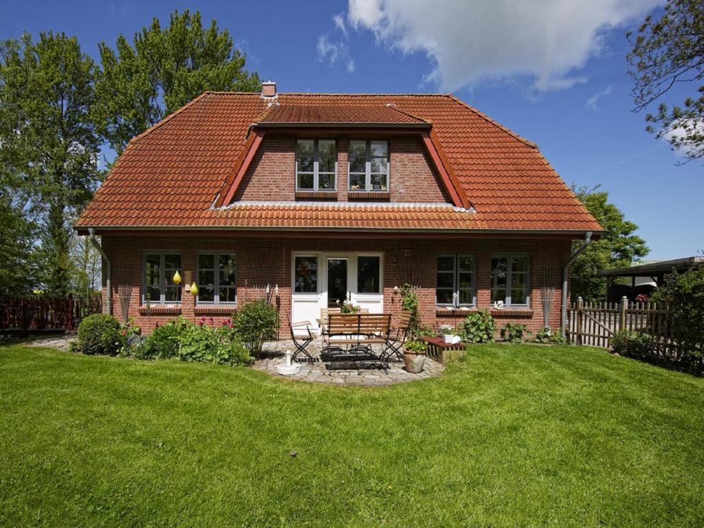费马恩Ferienhof Augustenhöhe的一座带草地庭院的小砖屋