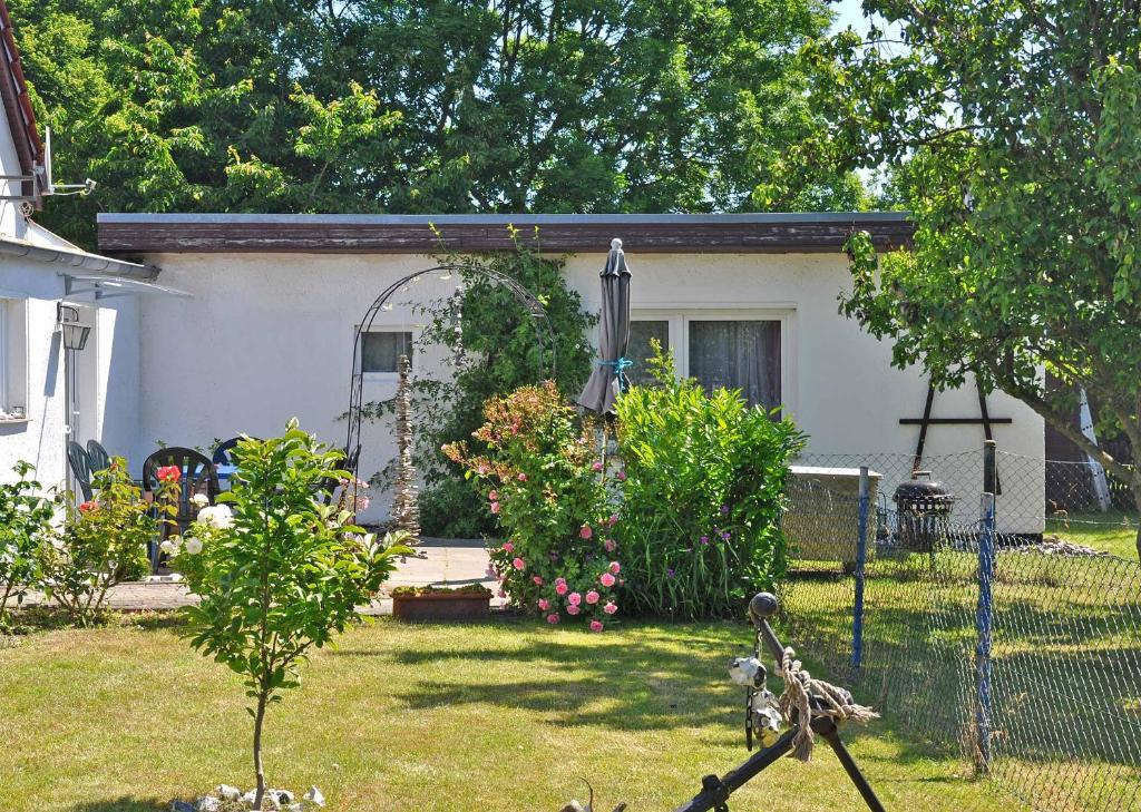 朱列斯拉赫Ferienhaus Breege RUeG 1952的一座白色的小房子,带围栏的院子