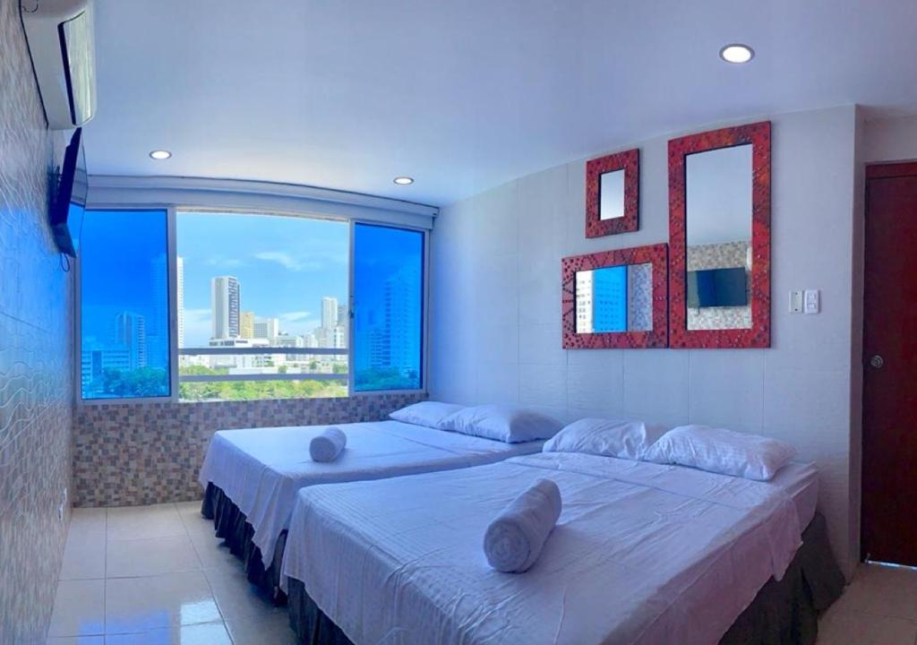 卡塔赫纳PyEnsa Cartagena的一间卧室设有两张床和大窗户