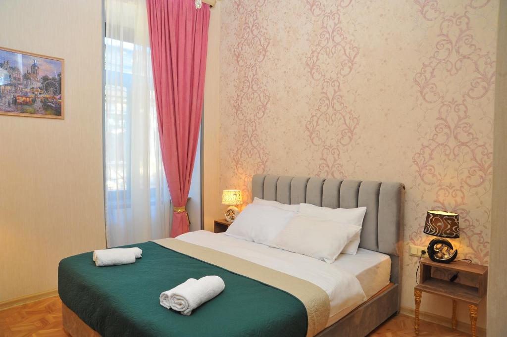 第比利斯Brickwall Tbilisi-Tbilisi vibe的一间卧室配有一张床,上面有两条毛巾