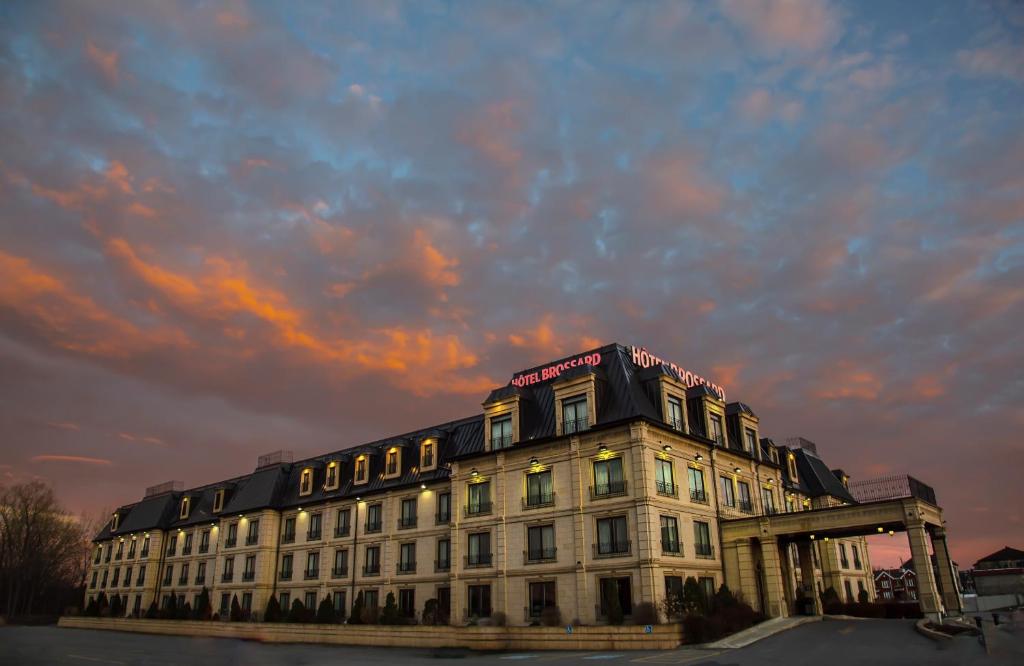 布罗瑟德布罗萨德酒店的一座大建筑,背景是日落