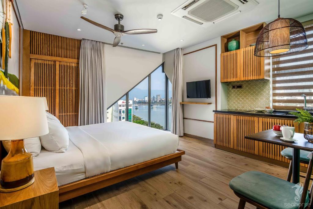 岘港Seahorse Han Market Da Nang Hostel by Haviland的一间卧室配有一张床,享有水景