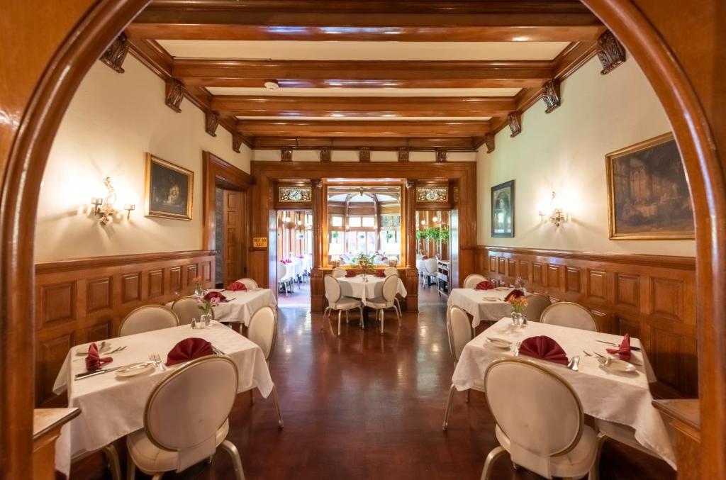 日内瓦Vinifera Inn的一间在房间内配有桌椅的餐厅