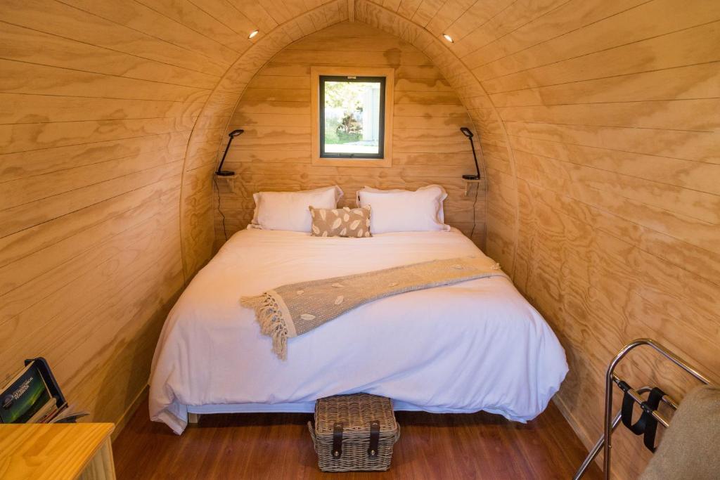 伦威克安塔瑞斯民宿的一间小房间的卧室,配有一张床铺