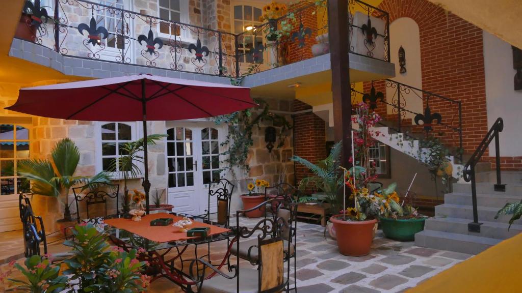 洛美海洋酒店的一个带桌子和遮阳伞的庭院