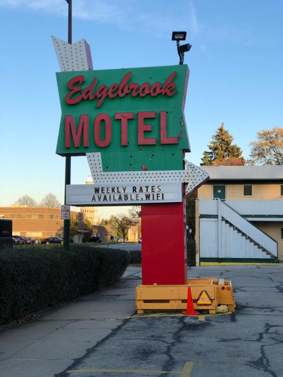 芝加哥EDGEBROOK MOTEL的汽车旅馆前的汽车旅馆标志