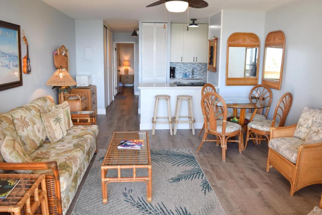基黑Maui Vista 1313的客厅配有沙发和桌子