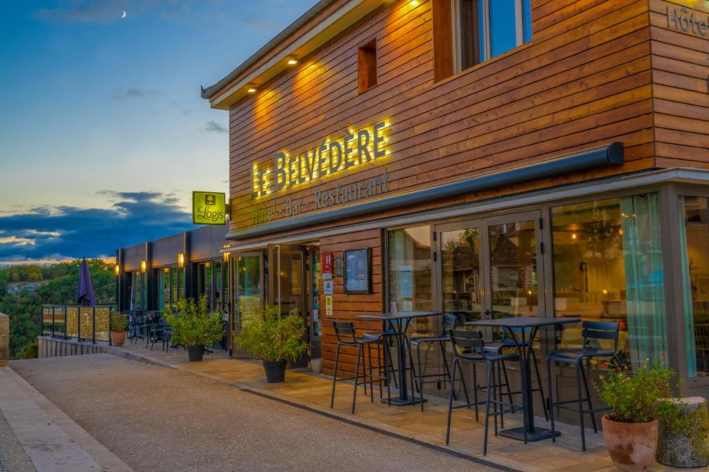 罗卡马杜尔Logis Hôtels - Le Belvédère - Hôtel 2 étoiles et Restaurant的大楼外带桌椅的餐厅