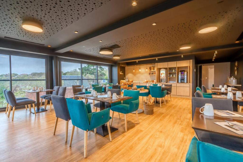 Logis Hôtels - Le Belvédère - Hôtel 2 étoiles et Restaurant的休息区