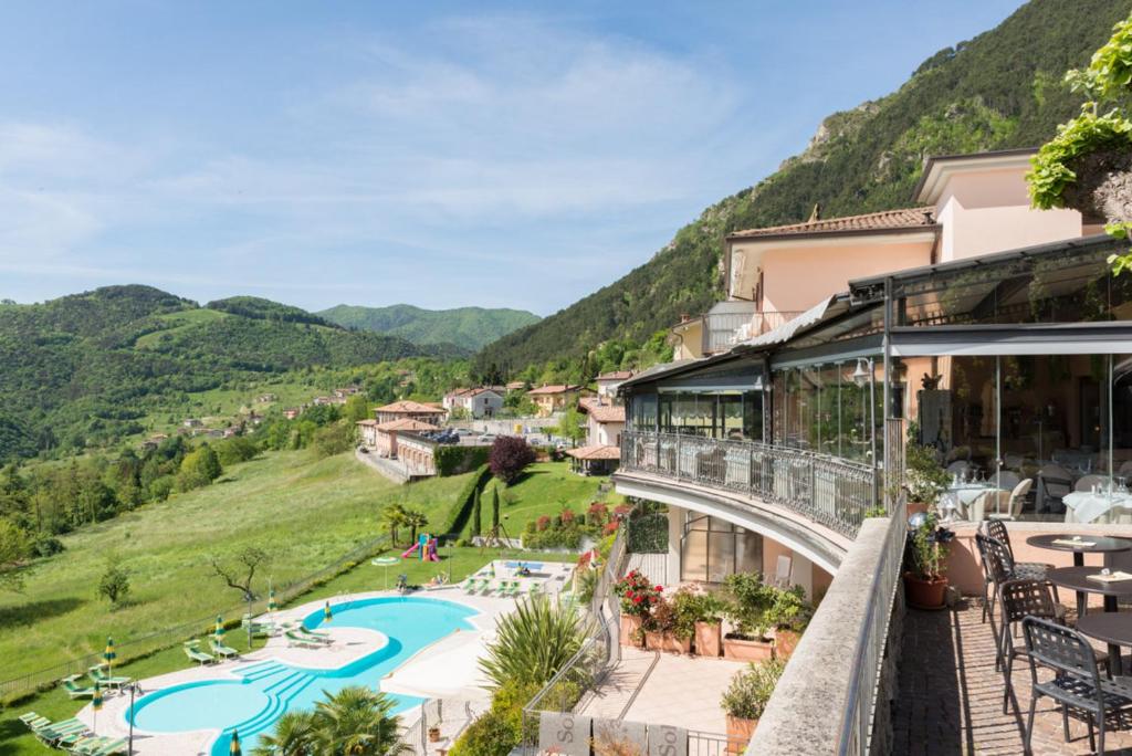特雷莫西内拉费尼塞伊索纳酒店的享有游泳池和山脉景色的度假胜地