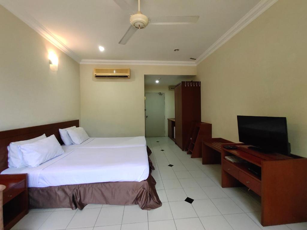 太平瓦瓦的高尔夫景观宾馆的配有一张床和一台平面电视的酒店客房