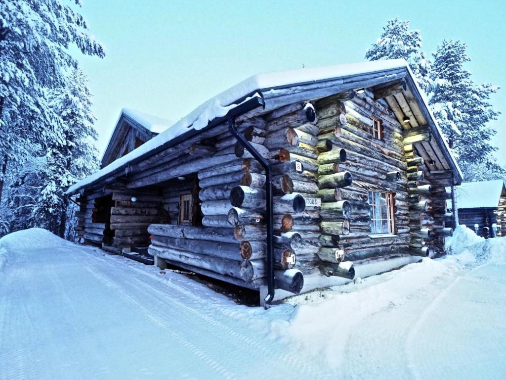 列维Levillas Martinmutka A & B的小木屋的一侧有雪