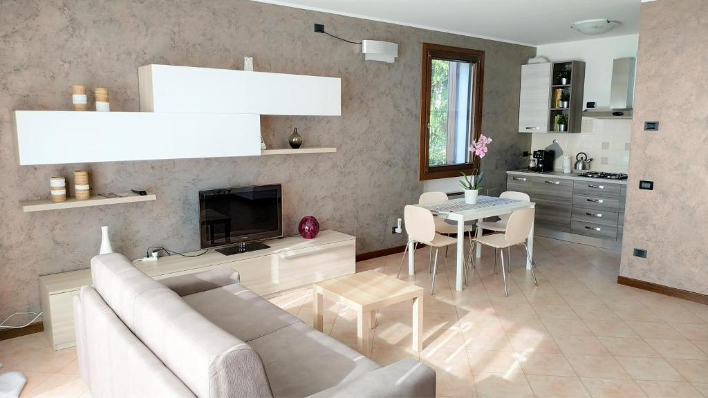 PonsoAppartamento Ciesazza的客厅配有白色的沙发和桌子