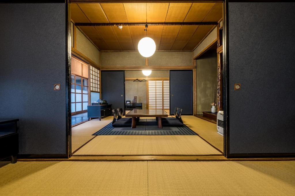 富士河口湖Classic Japan Living Kikuya的一间大房间,里面配有桌椅
